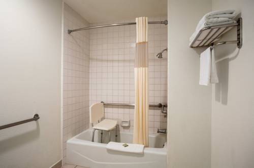 Imagen de la habitación del Hotel Super 8 By Wyndham Santa Clarita/valencia. Foto 13