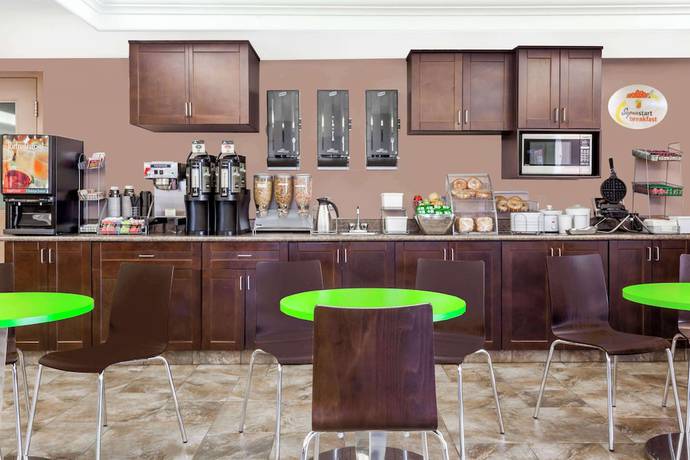 Imagen del bar/restaurante del Hotel Super 8 By Wyndham Saskatoon Near Saskatoon Airport. Foto 3