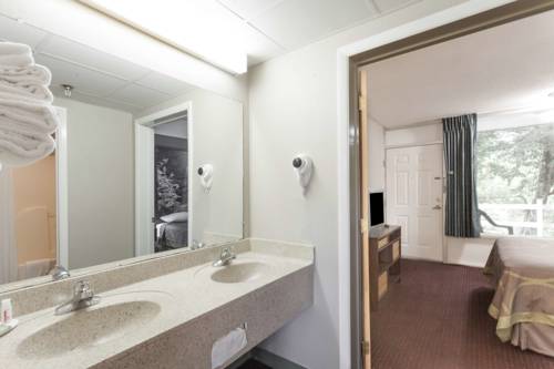 Imagen de la habitación del Hotel Super 8 By Wyndham Sevierville Riverside. Foto 11