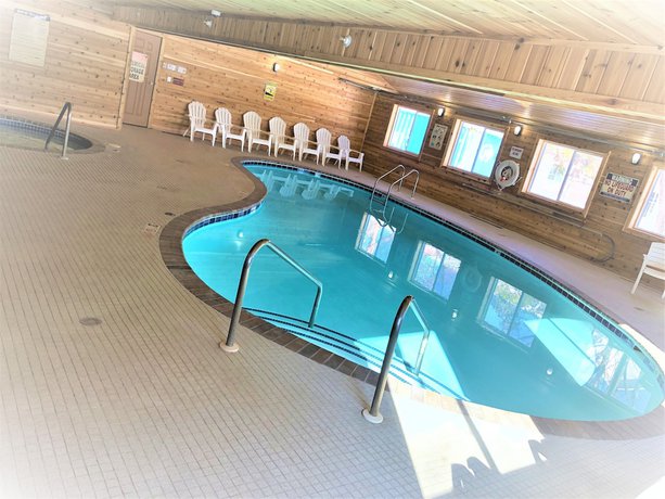Imagen de la piscina del Hotel Super 8 By Wyndham Shakopee. Foto 18