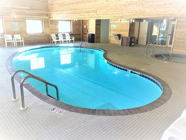 Imagen de la piscina del Hotel Super 8 By Wyndham Shakopee. Foto 19
