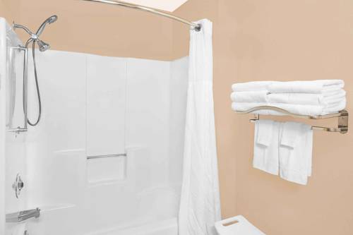Imagen de la habitación del Hotel Super 8 By Wyndham Sheboygan Wi. Foto 2