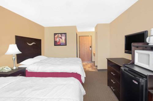 Imagen de la habitación del Hotel Super 8 By Wyndham Sheboygan Wi. Foto 5
