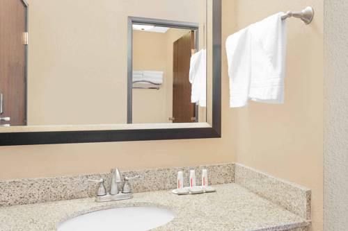 Imagen de la habitación del Hotel Super 8 By Wyndham Sheboygan Wi. Foto 10