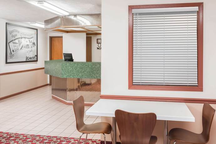 Imagen de los interiores del Hotel Super 8 By Wyndham Shipshewana. Foto 14