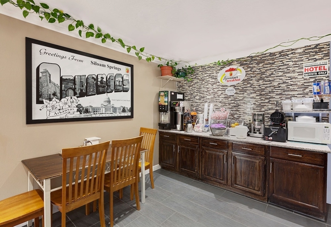 Imagen del bar/restaurante del Hotel Super 8 By Wyndham Siloam Springs. Foto 3