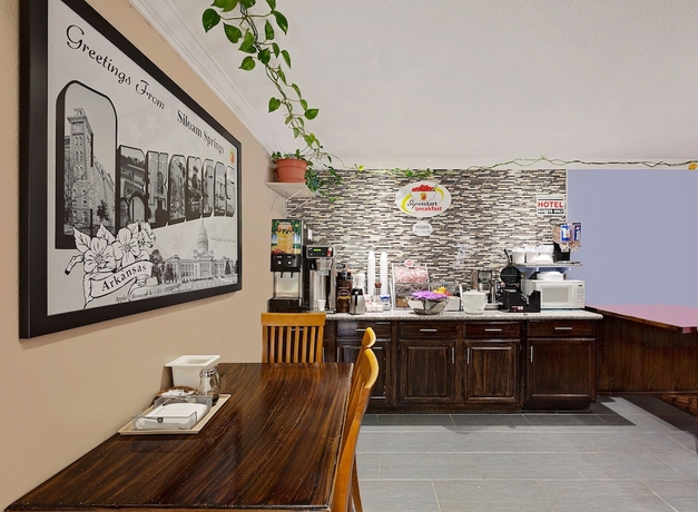 Imagen del bar/restaurante del Hotel Super 8 By Wyndham Siloam Springs. Foto 4