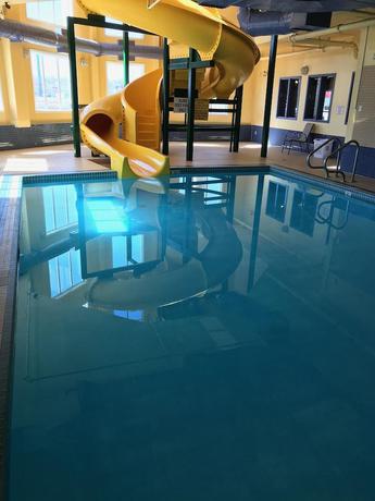 Imagen de la piscina del Hotel Super 8 By Wyndham Slave Lake Ab. Foto 8