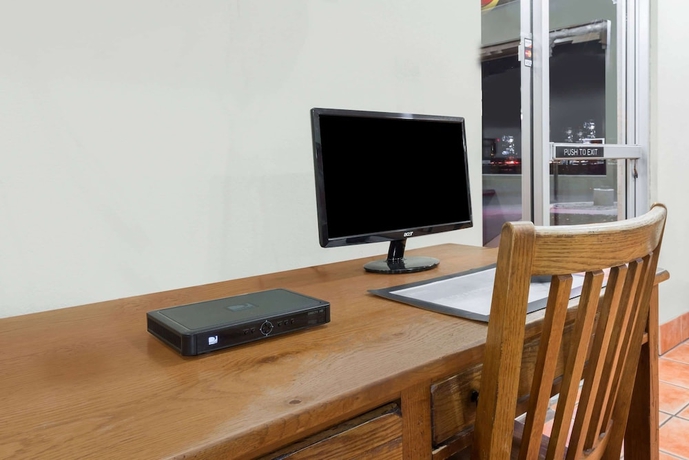 Imagen de los interiores del Hotel Super 8 By Wyndham Socorro. Foto 13