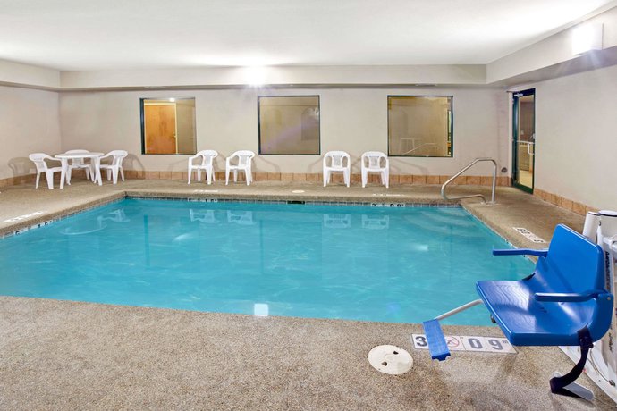 Imagen de la piscina del Hotel Super 8 By Wyndham South Bend. Foto 17