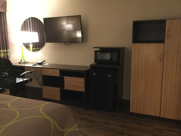 Imagen de la habitación del Hotel Super 8 By Wyndham South Holland. Foto 5