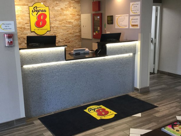 Imagen de los interiores del Hotel Super 8 By Wyndham South Holland. Foto 15