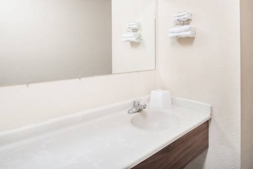 Imagen de la habitación del Hotel Super 8 By Wyndham Spokane Valley. Foto 7