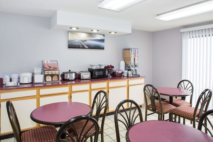 Imagen del bar/restaurante del Hotel Super 8 By Wyndham Springdale Ar. Foto 3
