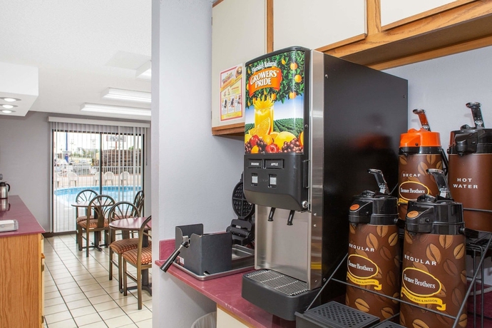 Imagen del bar/restaurante del Hotel Super 8 By Wyndham Springdale Ar. Foto 5