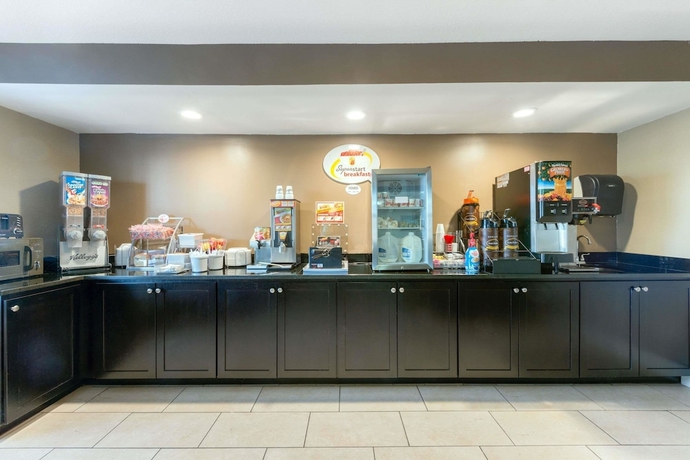 Imagen del bar/restaurante del Hotel Super 8 By Wyndham Springfield East. Foto 5