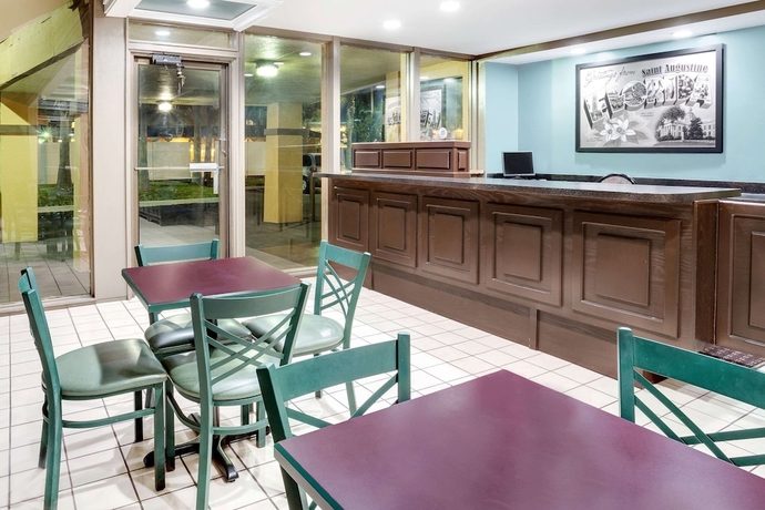 Imagen de los interiores del Hotel Super 8 By Wyndham St. Augustine. Foto 14