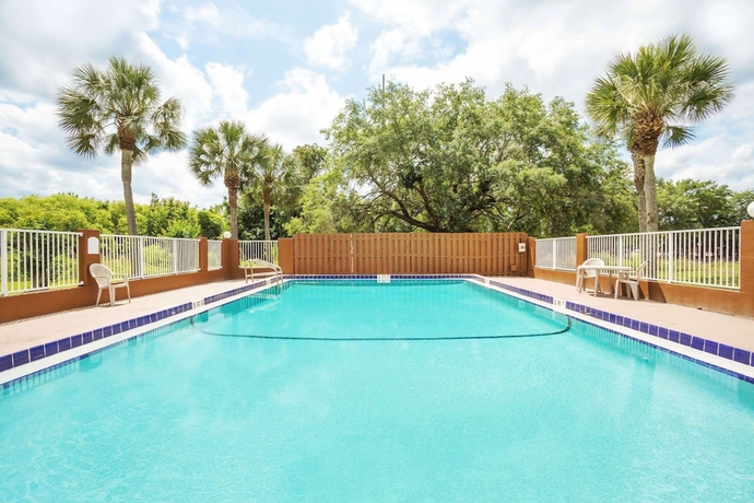 Imagen de la piscina del Hotel Super 8 By Wyndham St. Augustine. Foto 16
