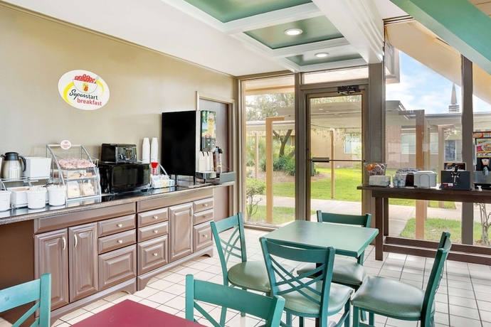 Imagen del bar/restaurante del Hotel Super 8 By Wyndham St. Augustine. Foto 2
