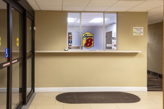 Imagen de los interiores del Hotel Super 8 By Wyndham St Charles. Foto 10