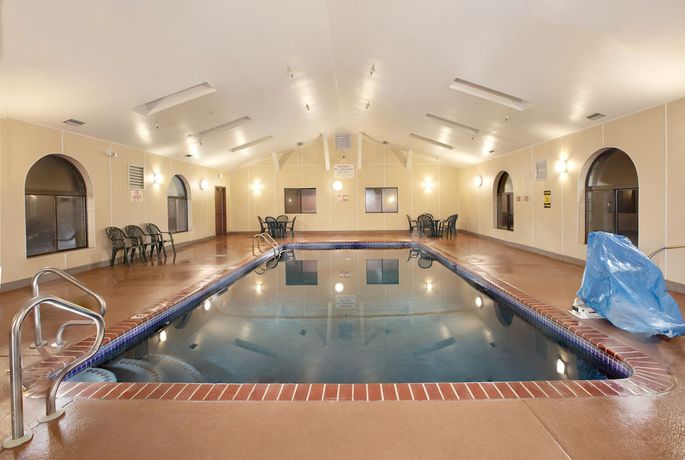 Imagen de la piscina del Hotel Super 8 By Wyndham St Charles. Foto 12