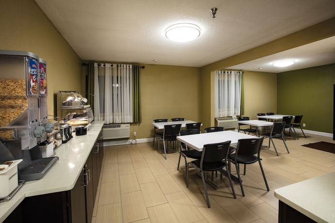 Imagen del bar/restaurante del Hotel Super 8 By Wyndham St Charles. Foto 2