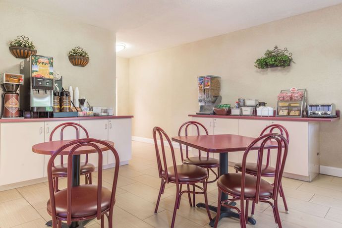 Imagen del bar/restaurante del Hotel Super 8 By Wyndham St Charles. Foto 3