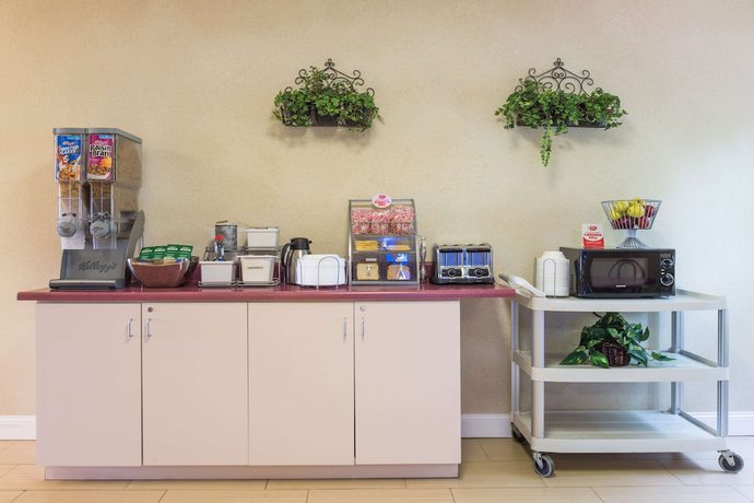 Imagen del bar/restaurante del Hotel Super 8 By Wyndham St Charles. Foto 4