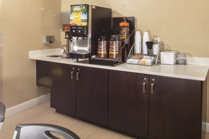 Imagen del bar/restaurante del Hotel Super 8 By Wyndham St Charles. Foto 5