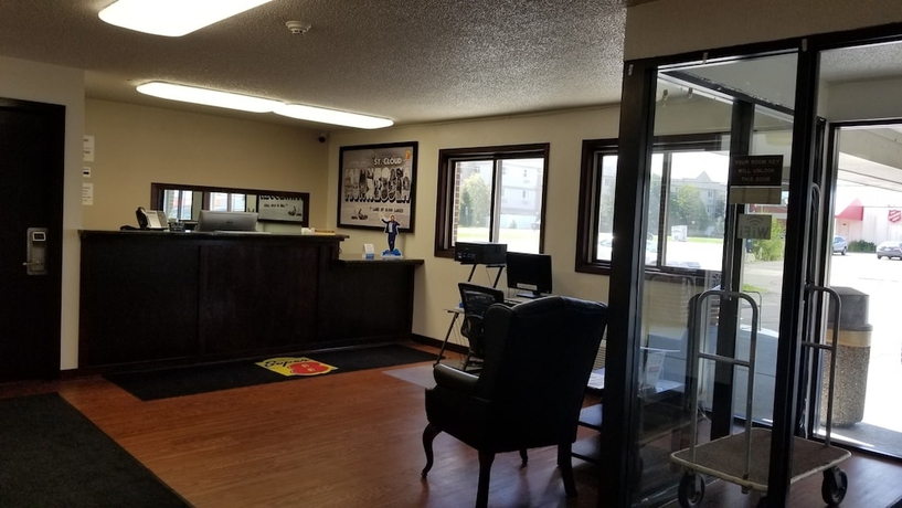 Imagen de los interiores del Hotel Super 8 By Wyndham St. Cloud. Foto 16