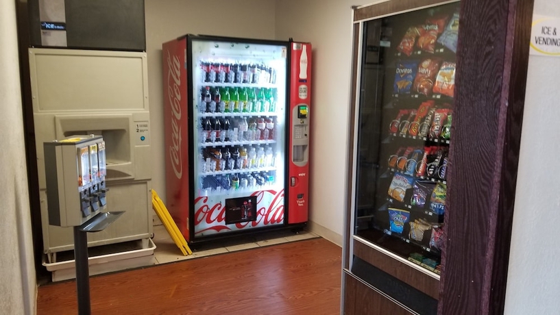 Imagen de los interiores del Hotel Super 8 By Wyndham St. Cloud. Foto 19