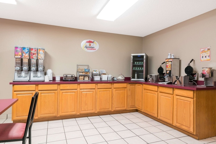 Imagen del bar/restaurante del Hotel Super 8 By Wyndham St. Cloud. Foto 7