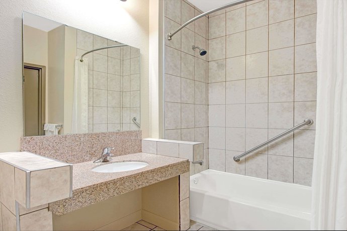 Imagen de la habitación del Hotel Super 8 By Wyndham St. Louis Airport. Foto 9