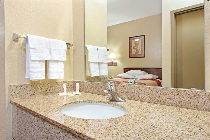Imagen de la habitación del Hotel Super 8 By Wyndham St. Louis Airport. Foto 10