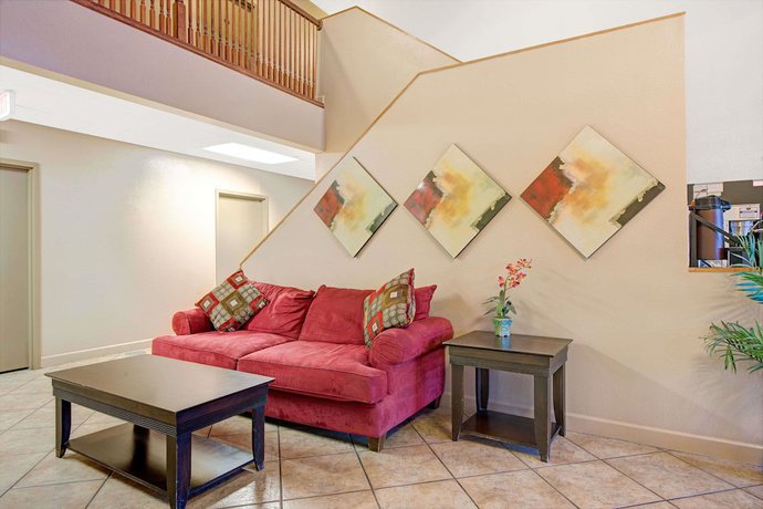 Imagen de los interiores del Hotel Super 8 By Wyndham St. Louis Airport. Foto 14
