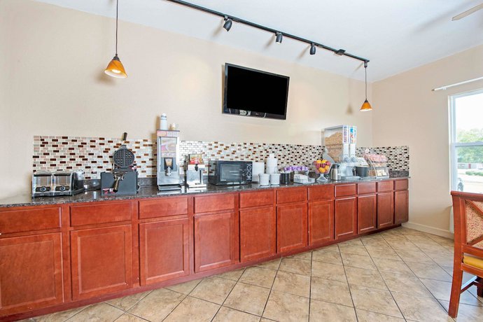 Imagen del bar/restaurante del Hotel Super 8 By Wyndham St. Louis Airport. Foto 3