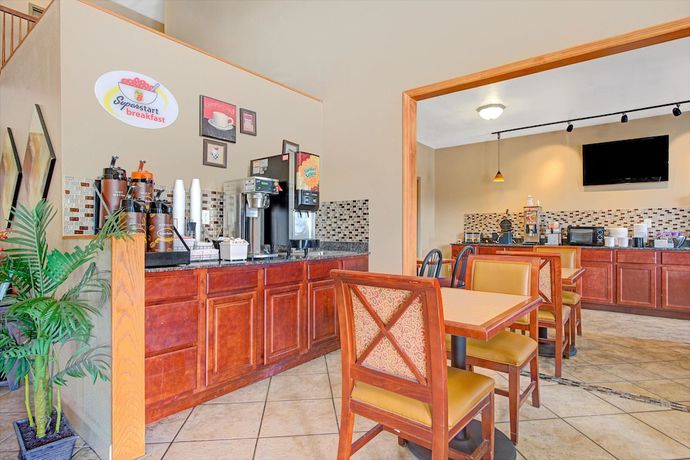 Imagen del bar/restaurante del Hotel Super 8 By Wyndham St. Louis Airport. Foto 4