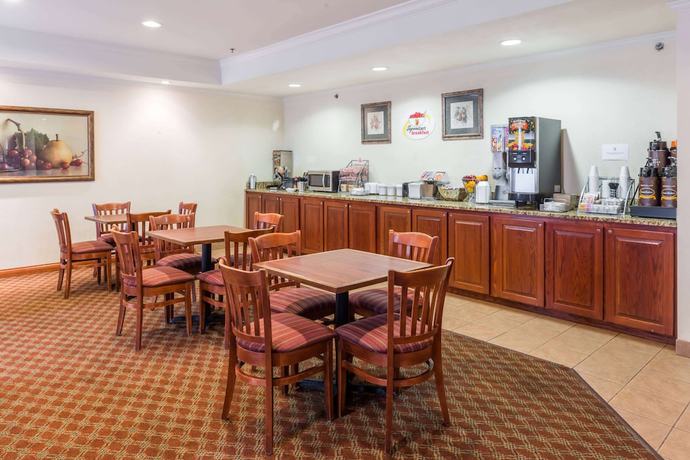 Imagen del bar/restaurante del Hotel Super 8 By Wyndham St Robert Ft Leonard Wood Area. Foto 2