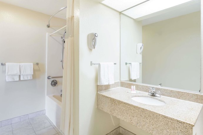 Imagen de la habitación del Hotel Super 8 By Wyndham Stafford. Foto 5