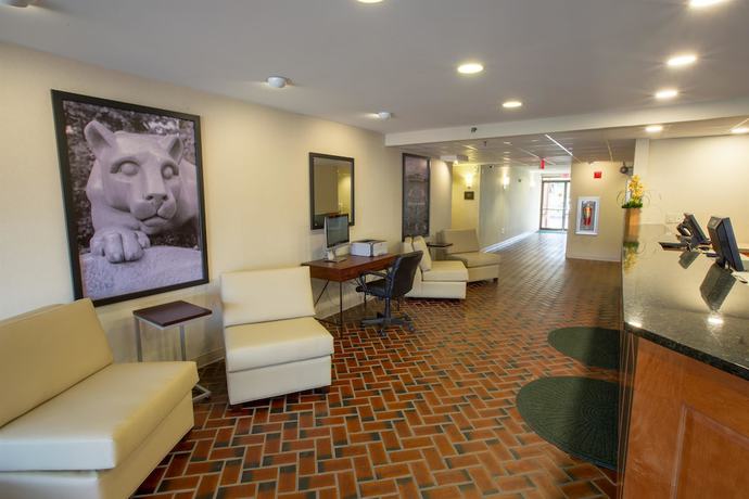 Imagen de los interiores del Hotel Super 8 By Wyndham State College. Foto 10