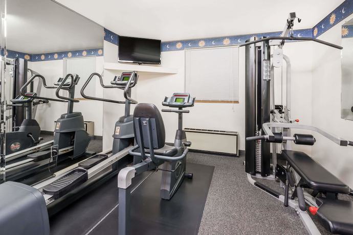 Imagen de los interiores del Hotel Super 8 By Wyndham State College. Foto 11