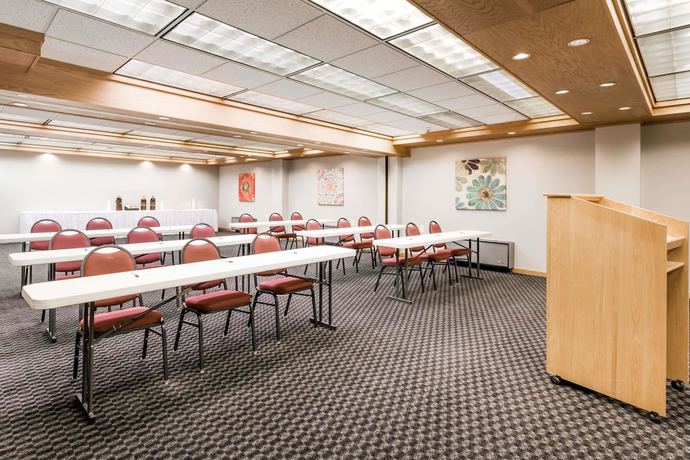 Imagen de los interiores del Hotel Super 8 By Wyndham State College. Foto 12