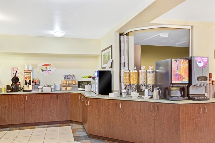 Imagen del bar/restaurante del Hotel Super 8 By Wyndham St-jerome. Foto 2