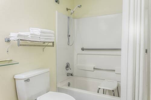 Imagen de la habitación del Hotel Super 8 By Wyndham Stockbridge. Foto 10