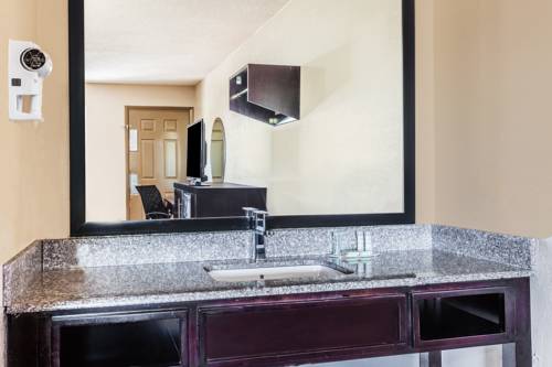 Imagen de la habitación del Hotel Super 8 By Wyndham Stockbridge. Foto 11