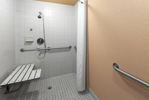 Imagen de la habitación del Hotel Super 8 By Wyndham Strongsville/cleveland. Foto 10