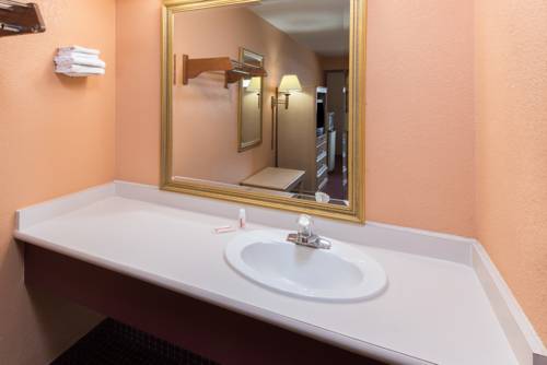 Imagen de la habitación del Hotel Super 8 By Wyndham Strongsville/cleveland. Foto 11