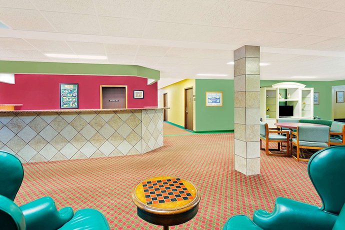 Imagen de los interiores del Hotel Super 8 By Wyndham Sturgeon Bay. Foto 13