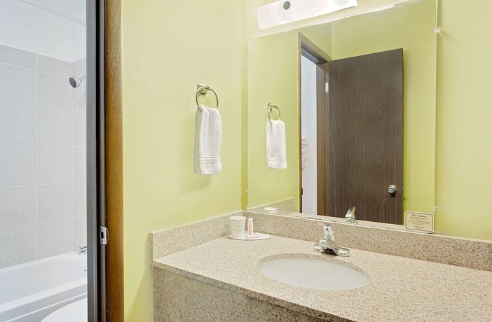 Imagen de la habitación del Hotel Super 8 By Wyndham Sturgeon Bay. Foto 11