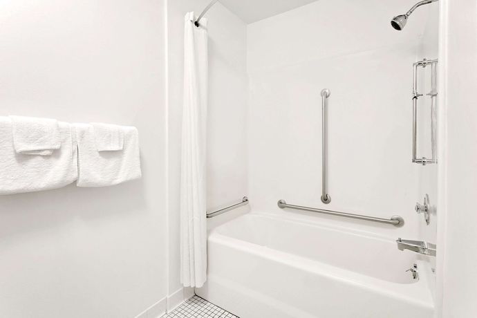 Imagen de la habitación del Hotel Super 8 By Wyndham Sturgeon Bay. Foto 12